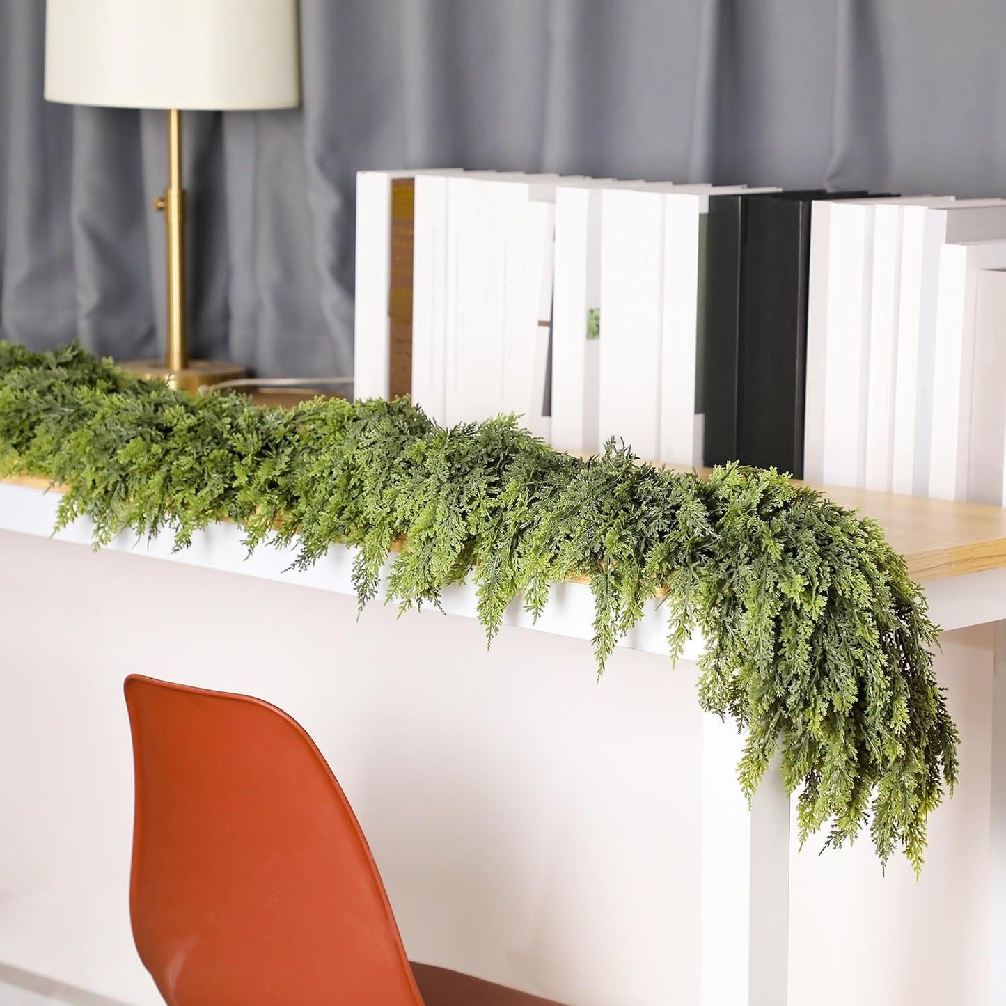 Rottingväggbonad av tall- och cypressblad