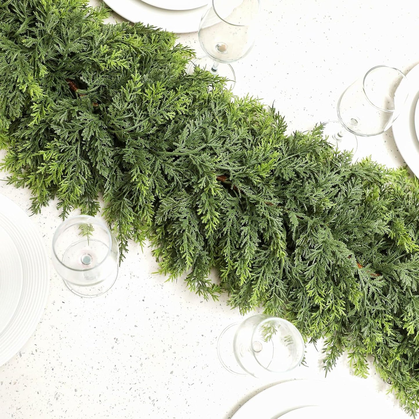 Rottingväggbonad av tall- och cypressblad