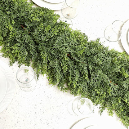 Rottingväggbonad av tall- och cypressblad