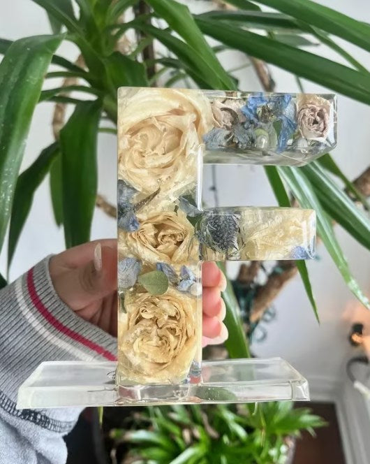 🌸Nattlampa med blommor i harts