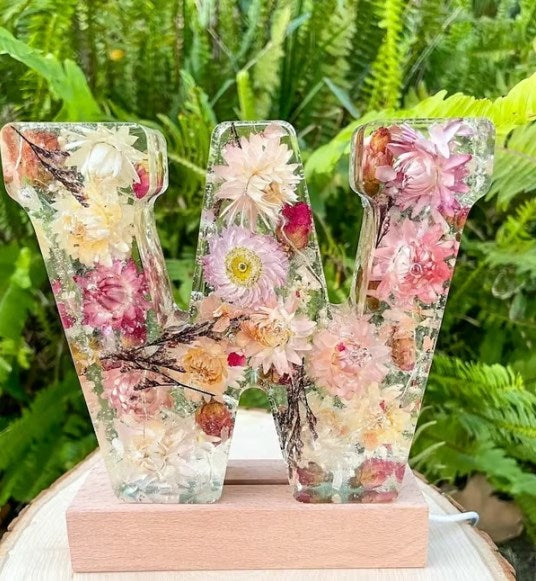🌸Nattlampa med blommor i harts